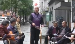七旬老党员自制黑板报宣传反邪教17年