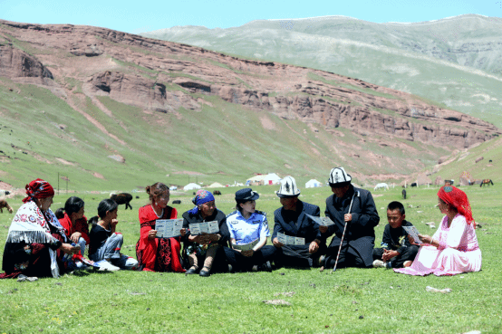 新疆乌恰：女警把反邪教的知识传送到海拔4500多米牧区高地