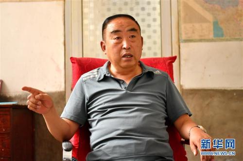 7月19日,张玉生在讲述1992年在福州乘车被骗后写投诉信时的情况。新华社记者 曹阳 摄 点击进入下一页