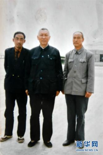 这是1992年郝郁民(中)、张玉生(左)和韩忠民的合影(翻拍资料照片)。 新华社记者 曹阳 摄 点击进入下一页