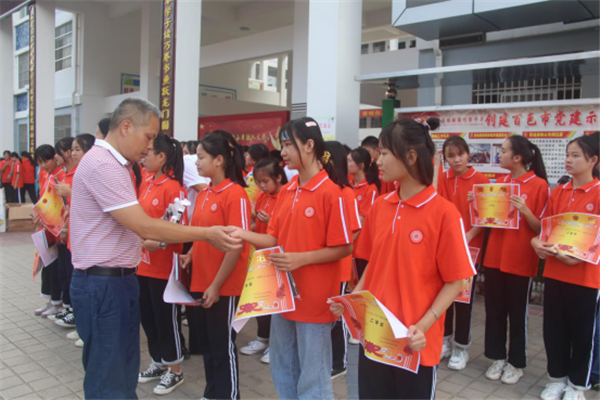 广西那坡县组织学生开展反邪教作文绘画比赛569