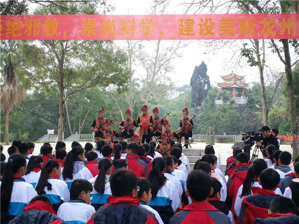 广西边境城市崇左，在龙州县中山公园借助天琴弹唱开展反邪教宣传活动。（广西反邪教网供图）