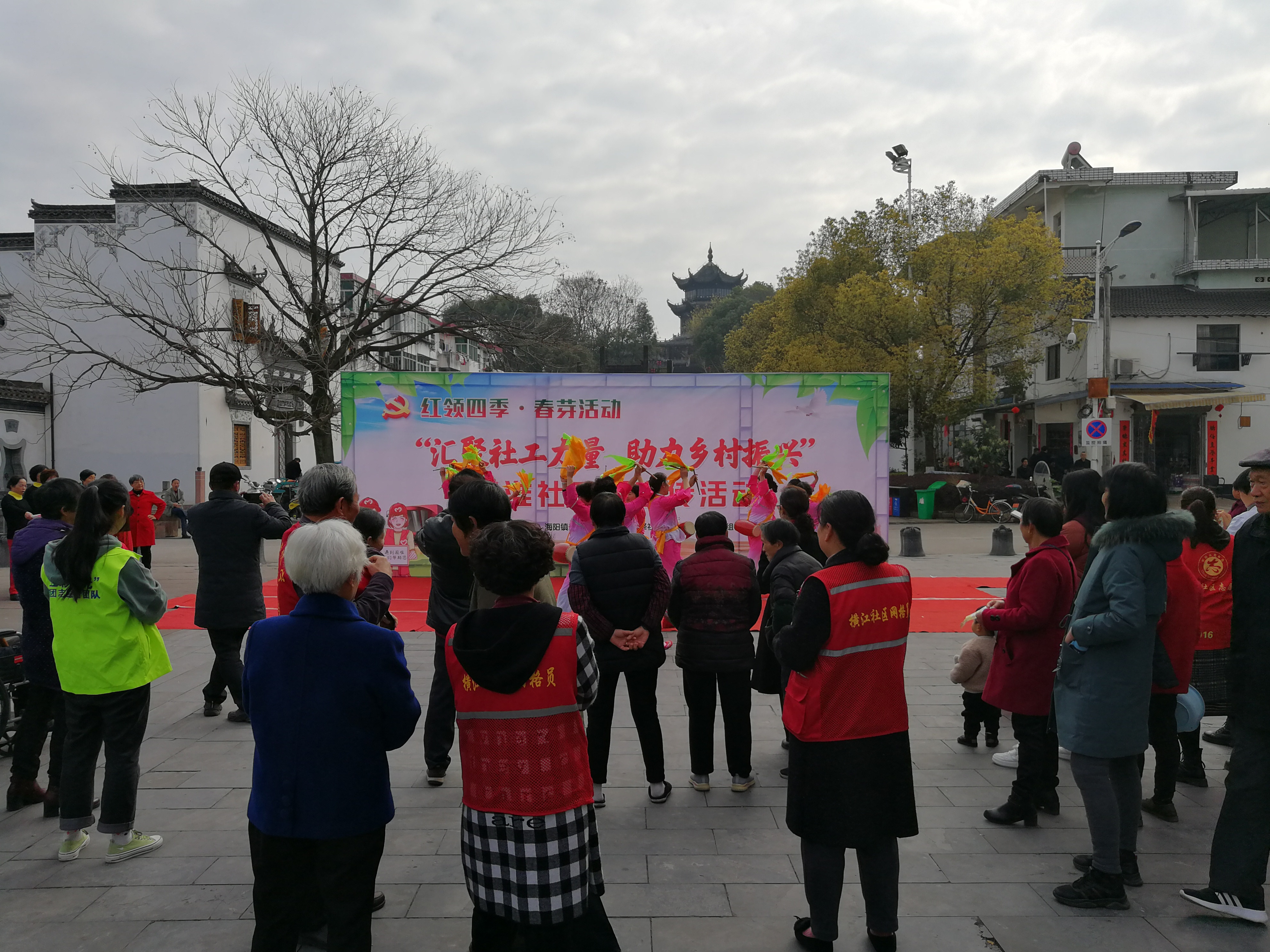 休宁县“大妈反邪”志愿者在表演反邪教广场舞，宣传反邪教知识