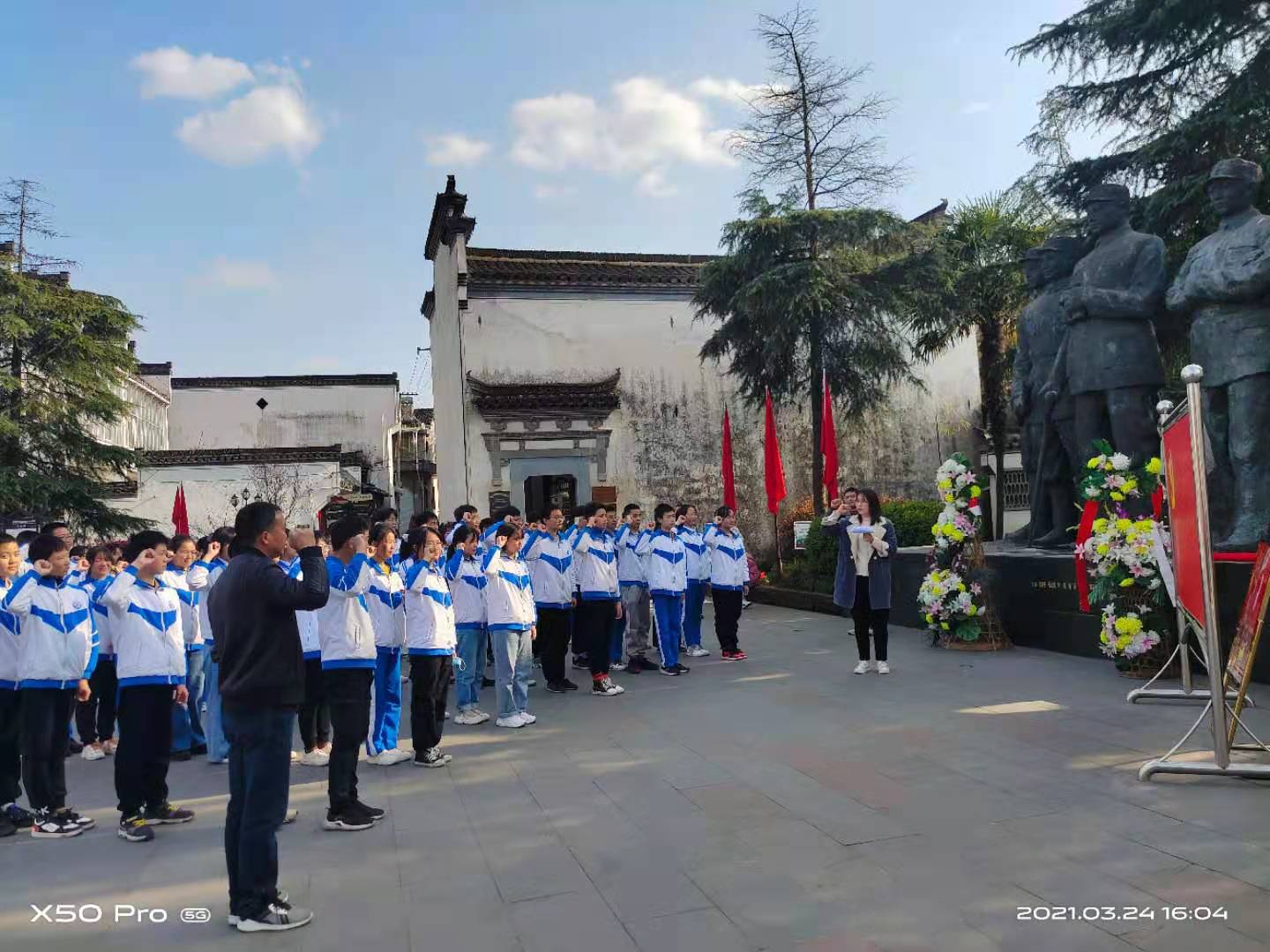 7.该校学生在皖南新四军先烈铜像前进行国家安全、反邪禁毒宣誓