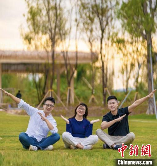 广东新农人罗伟特、谭慧敏、梁立锋。 陈志深 摄 广东新农人罗伟特、谭慧敏、梁立锋。 陈志深 摄