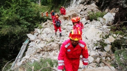 九寨沟地震见闻:蓝天白云下的安置点