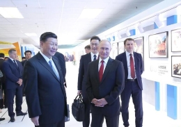 习近平和普京参观中俄经贸合作图片展