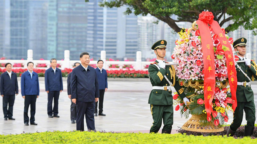 习近平向深圳莲花山公园邓小平同志铜像敬献花篮