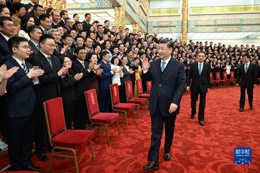 习近平会见中华全国新闻工作者协会第十届理事会第一次会议暨中国新闻奖颁奖会代表