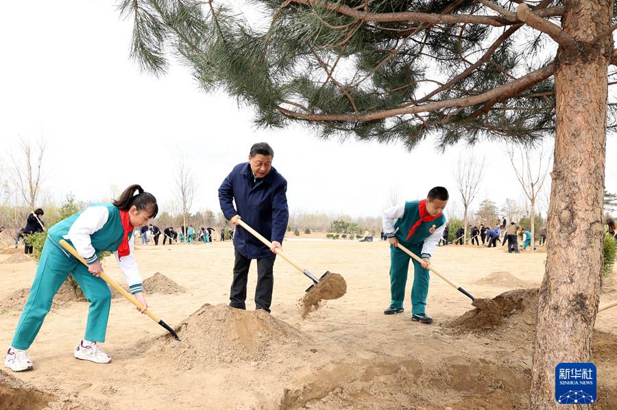 习近平参加首都义务植树活动