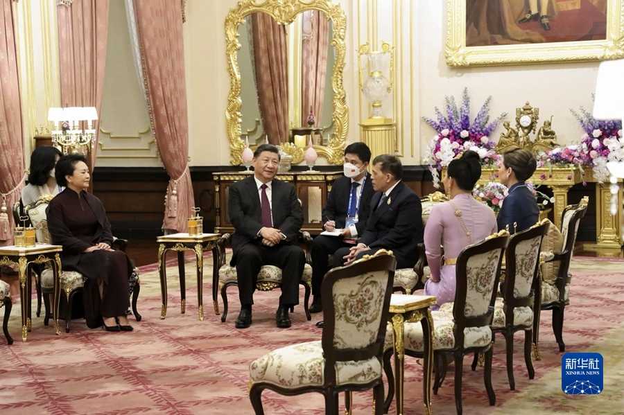 习近平和彭丽媛会见泰国国王哇集拉隆功和王后素提达